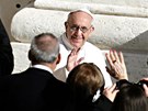 Pape Frantiek ehná vícím na námstí svatého Petra ve Vatikánu ped