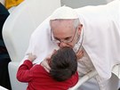 Pape Frantiek ehná malému chlapci na námstí svatého Petra ve Vatikánu ped