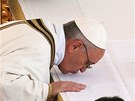 Pape Frantiek líbá oltá pi inauguraní mi na Svatopetrském námstí ve