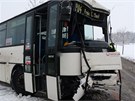 V Jirnech v úterý ráno na snhu havaroval linkový autobus. Ti lidé se lehce...