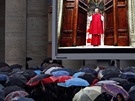 Lidé na námstí sv. Petra ve Vatikánu sledují v pímém penosu papeského