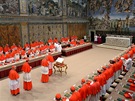 Kardinálové se seli v Sixtinské kapli ve Vatikánu, aby zvolili nového papee,