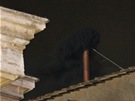Z komína Sixtinské kaple ve Vatikánu vychází erný kou, který signalizuje, e