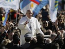 Pape Frantiek ehná z papamobilu lidem na námstí svatého Petra ve Vatikánu
