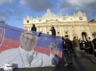 Plachta s podobiznou papee Frantika na námstí svatého Petra ve Vatikánu ped