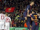 RADOST A SMUTEK Fotbalisté Barcelony se radují po prvním gólu do sít AC Milán.