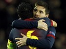 PARÁDA LEO Kapitán Barcelona Xavi Hernandez objímá Lionela Messiho v