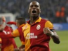 Didier Drogba z Galatasaray slaví gól na Schalke v odvet osmifinále Ligy