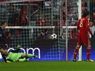 Manuel Neuer, branká Bayernu Mnichov, je pekonán, gól slaví Arsenal a