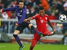 Luiz Gustavo z Bayernu Mnichov (vpravo) bojuje se Santim Cazorlou z Arsenalu v