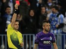 Italský sudí Nicola Rizzoli ukazuje ervenou kartu Steve Defourovi z FC Porto v