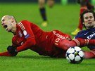 eský záloník Tomá Rosický z Arsenalu fauluje Arjena Robbena z Bayernu v