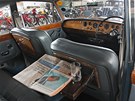 Rolls-Royce Silver Shadow z roku 1969. K novinám Financial Times na stolek ped...