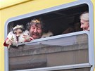 Pi posledním zamávání královského páru z okna odjídjícího vlaku se o zábavu