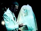 Lady Gaga a Taylor Kinney si u svatbu vyzkoueli v klipu You And I.