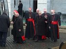 Kardinálové se kvli volb nového papee sthují z redince v íme do Domu svaté