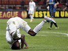 Útoník Emmanuel Adebayor z Tottenhamu krkolomn padá na trávník.
