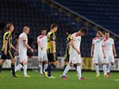 Zklamaní fotbalisté Viktorie Plze (v bílém) po vyazení z Evropské ligy.