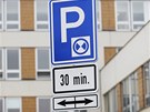 Parkov�n� na 30 minut jen s parkovac�m kotou�em u are�lu nemocnice v Plzni na...