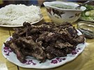 Hromada grilovaných kachních kousk v restauraci Dung Lien.