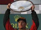 Kimi Räikkönen s trofejí pro vítze Velké ceny Austrálie F1.