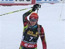 eská biatlonistka Gabriela Soukalová projídí vítzn cílem závodu s hromadným