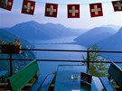 Zahrádka s vyhlídkou na Monte Bré a Lago di Lugano ve švýcarském kantonu Ticino