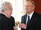 Nov jmenovaný ministr obrany Vlastimil Picek si pipíjí s prezidentem Miloem