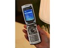 Nokia N71 se vezla na vln popularity vékových telefon, velkých úspch se