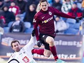 Sparansk fotbalista Mario Holek peskakuje hradeckho soupee. 