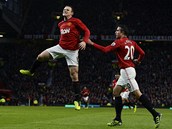 SKKAJC STELEC. Wayne Rooney slav s Robinem van Persiem svou trefu v zpase
