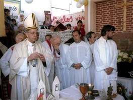 Jorge Mario Bergoglio p�i m�i v jednom ze slum� Buenos Aires v roce 2000.