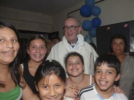 Jorge Mario Bergoglio p�i náv�t�v� v��ících na p�edm�stí Buenos Aires v roce...