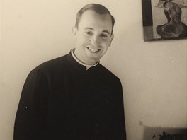 Nový pape� se sm�je na archivní fotografii z roku 1966.