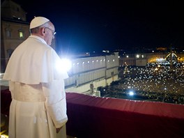 P�ed ve�ejnost poprvé p�edstoupil nový pape�. Je jím Jorge Mario Bergoglio z...