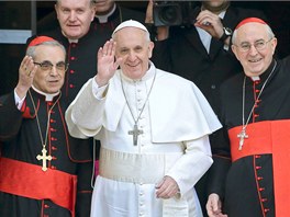 Nov� zvolený pape� Franti�ek opou�tí �ímskou baziliku Santa Maria Maggiore, ve...