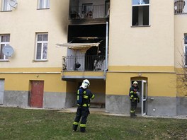 Por plastovho nbytku na jednom z balkon tpatrovho bytovho domu v