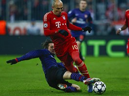 esk zlonk Tom Rosick z Arsenalu fauluje Arjena Robbena z Bayernu v