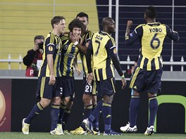 Fotbalisté Fenerbahce Istanbul se radují ze vsteleného gólu.