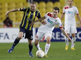 Plzesk zlonk Vladimr Darida a zlonk Caner Erkin z Fenerbahce Istanbul...