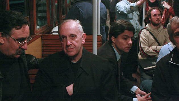 Jorge Mario Bergoglio v metru v Buenos Aires (archivn snmek z roku 2008)