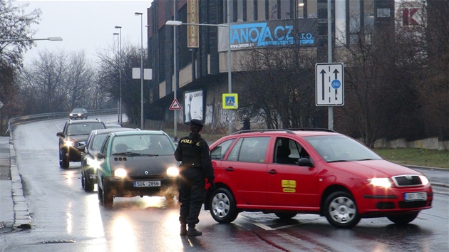 Policie u ubytovny odklnla dopravu (18. bezna 2013)