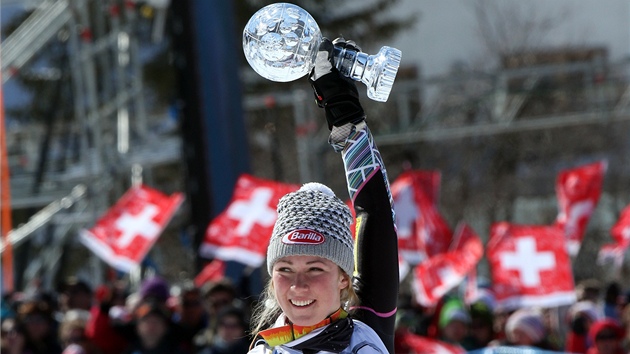 KRSN OSLAVA. Americk lyaka Mikaela Shiffrinov zskala ti dny po 18. narozeninch mal kilov glbus za vtzstv ve Svtovm pohru ve slalomu.