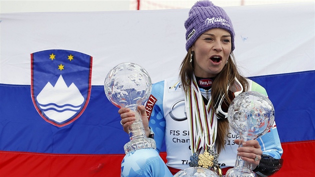 POD VLAJKOU. Lyaka Tina Mazeov pzuje se vemi trofejemi, kter letos zskala v SP, pod slovinkou vlajkou.