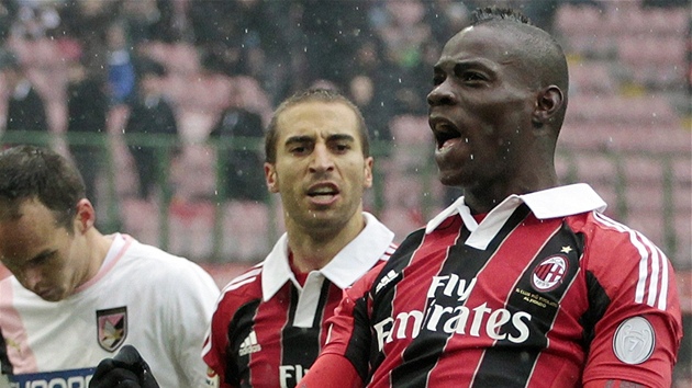 JO! Ital Mario Balotelli slaví gól AC Milán v utkání proti Palermu.