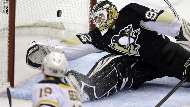 NEDOSHL. esk brank Tom Vokoun v dresu Pittsburghu dostal gl do bostonskho Tylera Seguina.