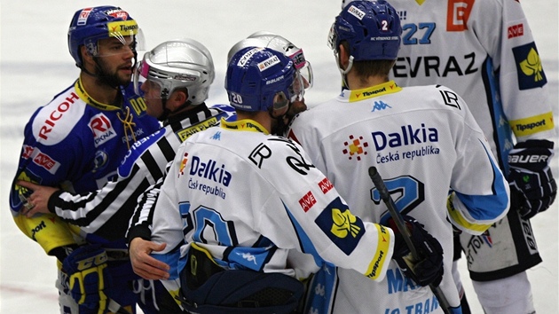 Vtkovick obrnce Marek Malk (2) se dostal do sporu se zlnskm Zdekem Oklem. Oba hokejisty museli oddlit rov rozhod.