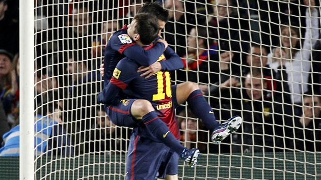 Barcelonsk tonk David Villa skroval ve panlsk lize a radost skoil do nrue spoluhri Messimu.