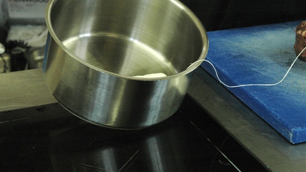 Prov�zek si dejte do misky, hrnku nebo kastrolku, aby se snadno odv�jel.