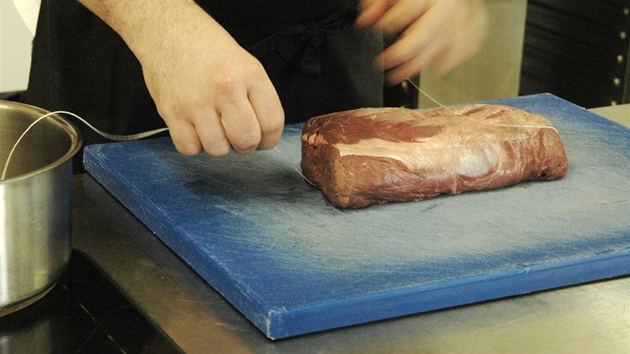 Prov�zek podvle�te pod masem.